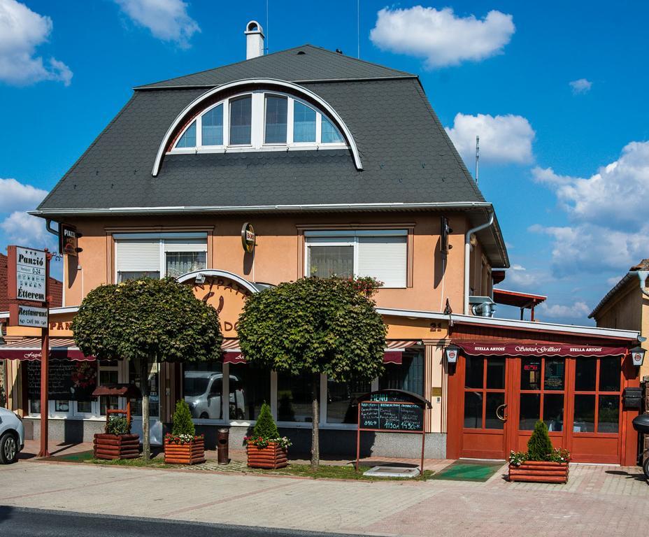 Aranypatko Fogado-Etterem Hotel Gyorujbarat Exterior photo